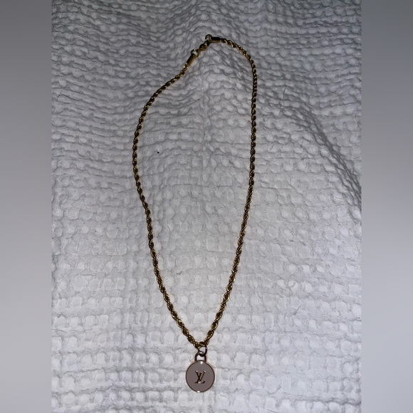 Louis Vuitton Charm Yellow Gold Plated Chain - Picture 3 of 3